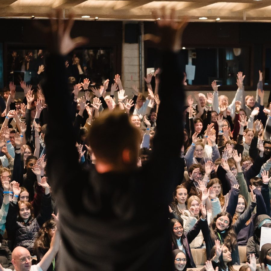 2024-StudentConference-Theatre-Review-Gecko-Emma Hare-handsup2000x1000