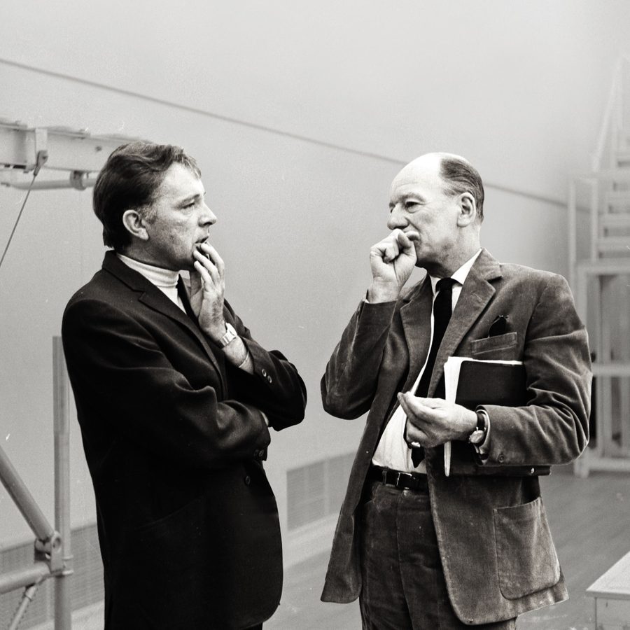 The-Motive-and-the-Cue-hero-poster-2000x1000 A black and white photograph of Richard Burton and John Gielgud, standing face-to-face, in mid-conversation, each holding a hand to their chin.